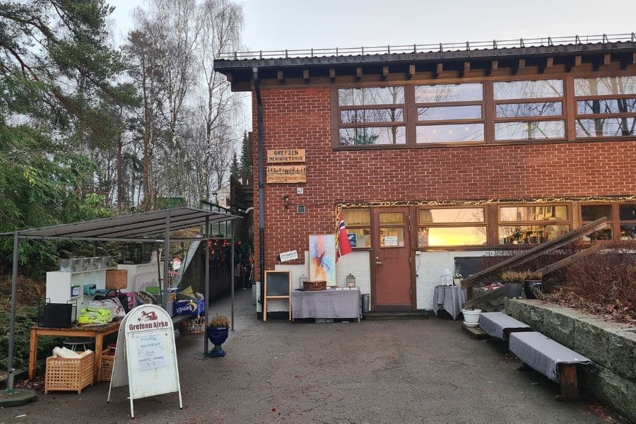 utenfor lokalene hos loppestuene grefsen