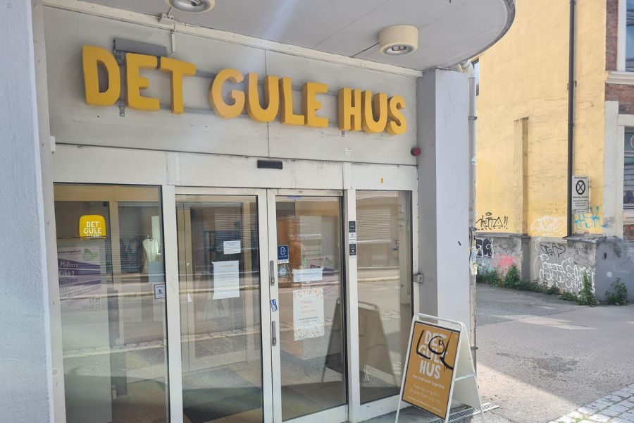 utenfor lokalene til Det Gule Hus Flagship
