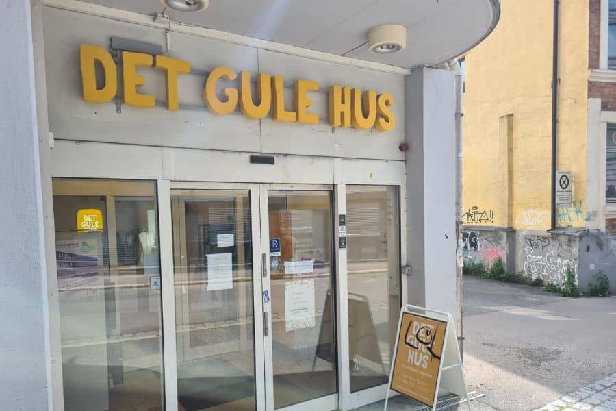 utenfor lokalene til Det Gule Hus Flagship