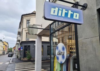 Utenfor Ditto på Majorstuen med et klassisk skilt hengende fra veggen