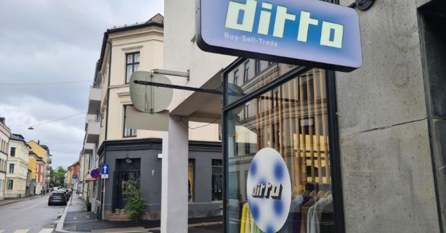 Utenfor Ditto på Majorstuen med et klassisk skilt hengende fra veggen