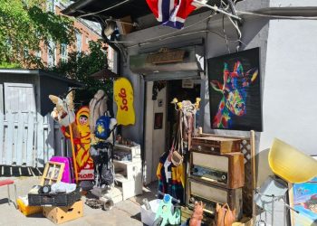 Utenfor lokalene til Merkatå i Gamlebyen med mye brukt som selges utenfor