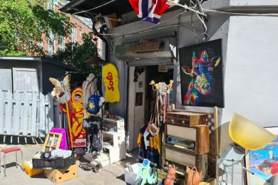 Utenfor lokalene til Merkatå i Gamlebyen med mye brukt som selges utenfor