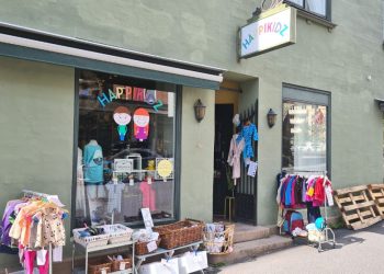 Utenfor lokalene til Happikidz på Sagene med brukte barneklær utenfor.