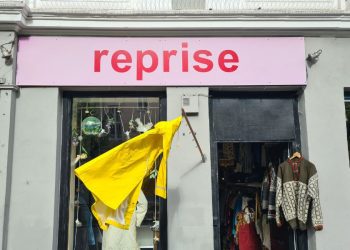 gul frakk i vinden utenfor Reprise i Gamlebyen