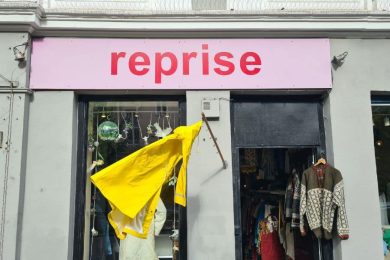 gul frakk i vinden utenfor Reprise i Gamlebyen