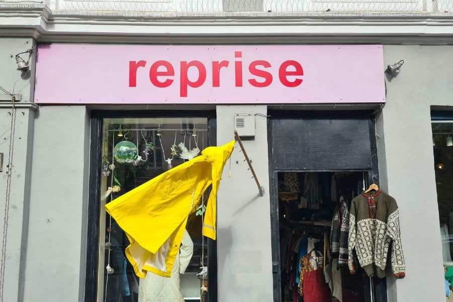 gul frakk i vinden utenfor Reprise i Gamlebyen