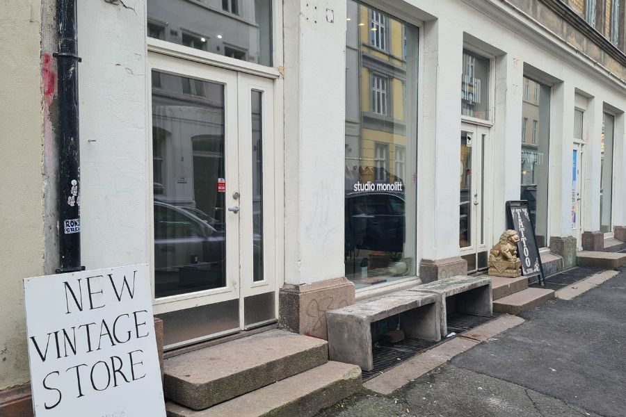 Hvit murvegg og store glass vinduer hos Studio Monolitt i Oslo sentrum