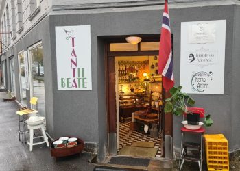 Utenfor lokalene til Tanta til Beate i Gamlebyen som består av Christinas Vintage og RetroAntikk