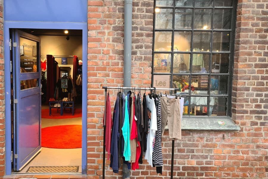 utenfor lokalene til vintage kid oslo på helsfyr