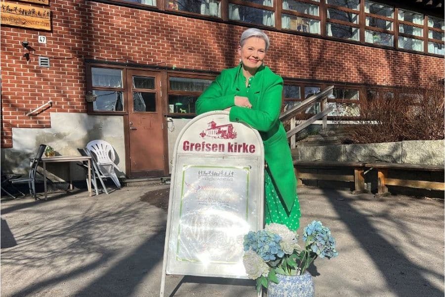 Kvinne står utenfor Grefsen kirke der Loppestuene har sine lokaler