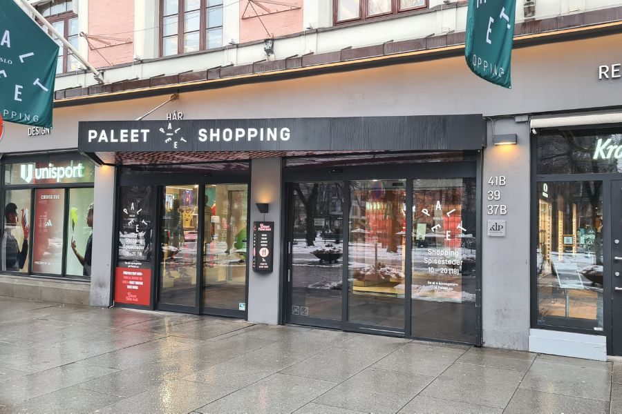 utenfor paleet i karl johans gate