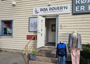 Utenfor inngangen til Røa Røver'n