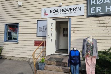 Utenfor inngangen til Røa Røver'n