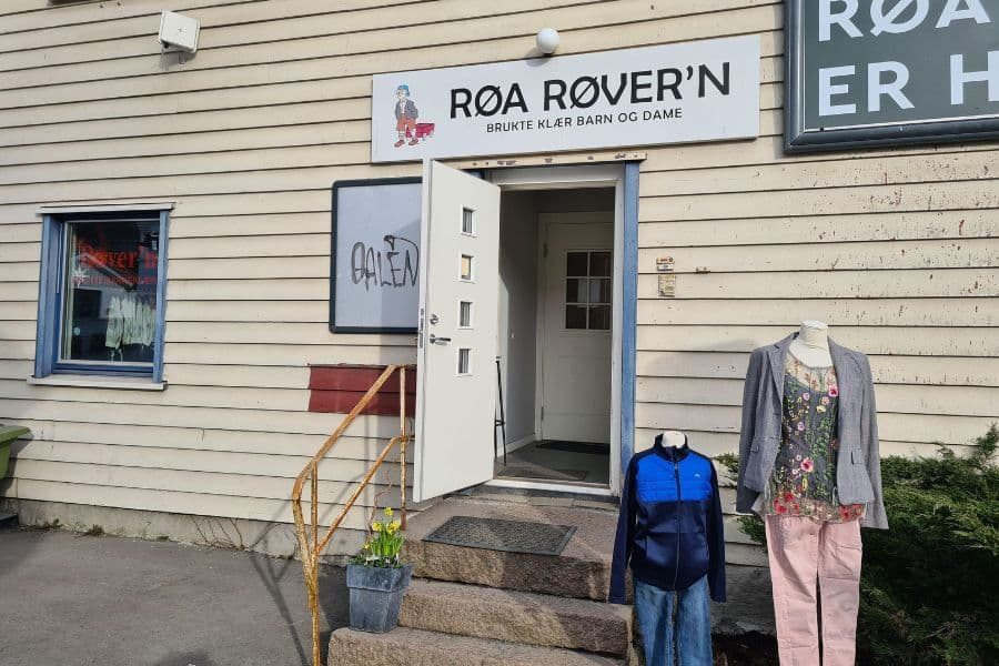 Utenfor inngangen til Røa Røver'n