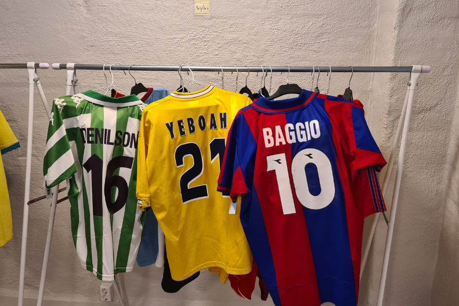 utvalg av vintage fotballdrakter hos the football idiots på grunerløkka