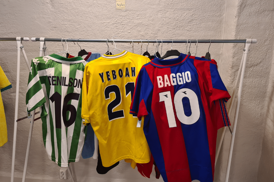 utvalg av vintage fotballdrakter hos the football idiots på grunerløkka