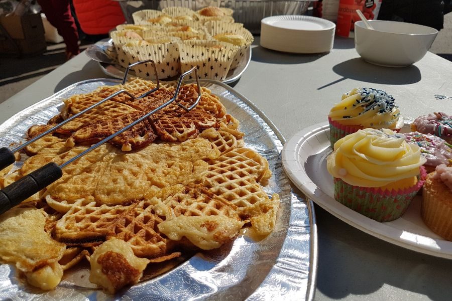 Salg av nystekte vafler og hjemmebakte kaker på loppemarkedet på Smestad skole