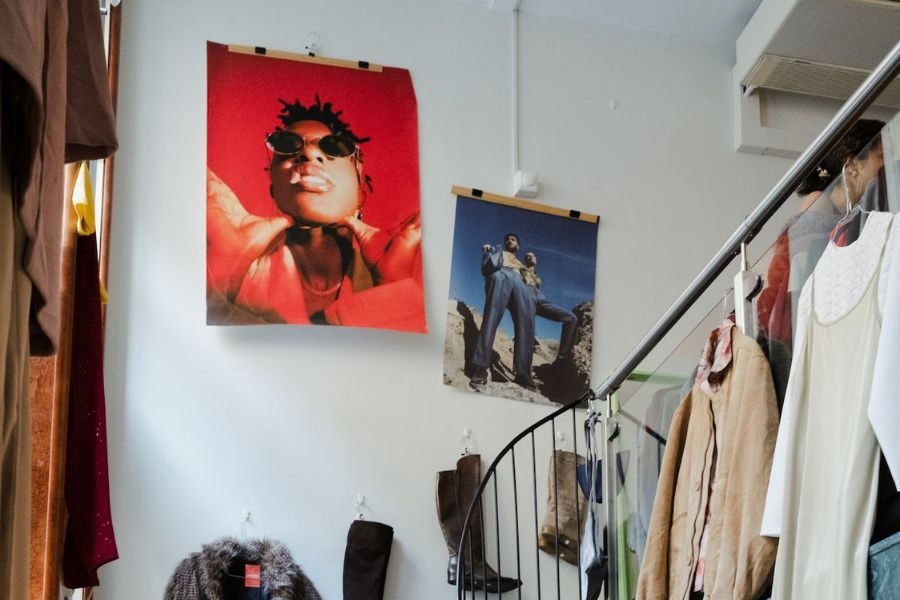 Bilder på veggen opp trappen på Prisløs