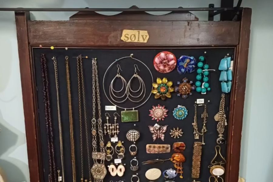 vegg med accessoirer hos maj vintage på frogner