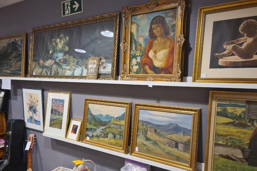 vegg-med-kunst-galleri-normisjon-bekkestua