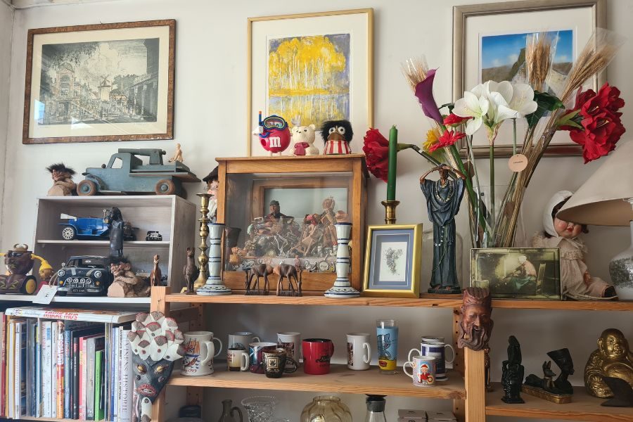 Vegg med hyller og kunst på veggen