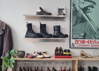 vegg med plakat og sko hos studio monolitt i oslo sentrum