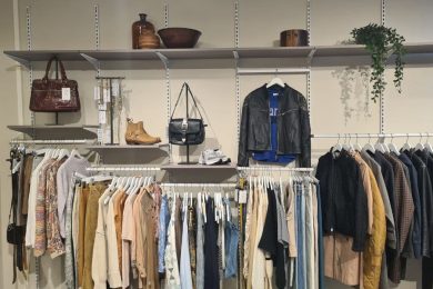 vegg med secondhand klær hos fretex kuratert