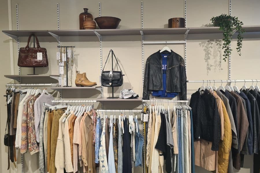 vegg med secondhand klær hos fretex kuratert