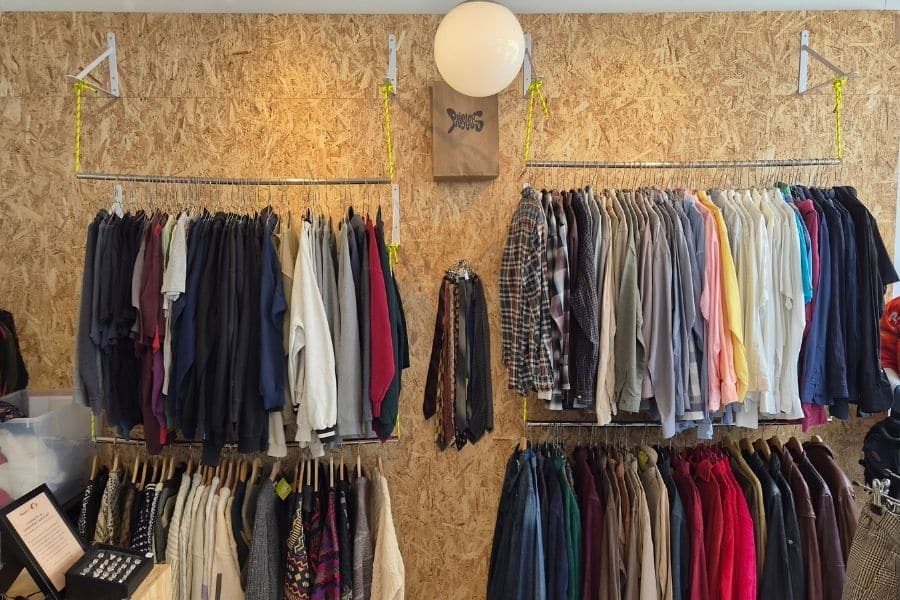 vegg med secondhand og vintage hos prisløs