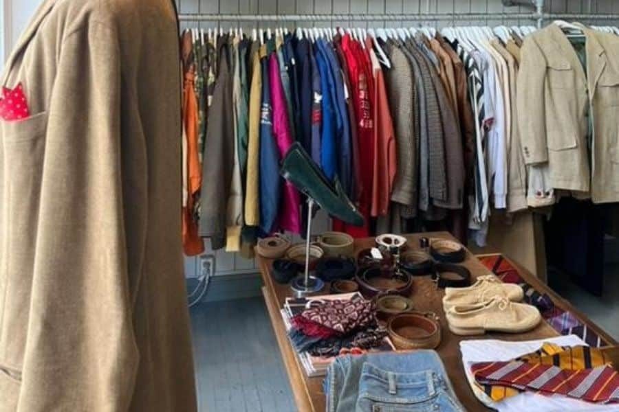 Bord og stativ med klær hos Solitude Vintage på Frogner