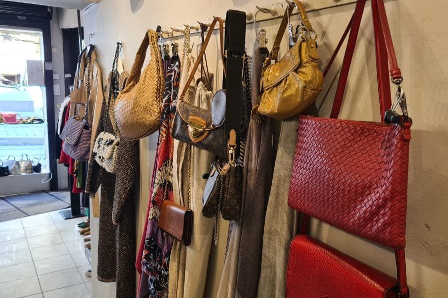 vegg med vesker hos ma vintage på frogner