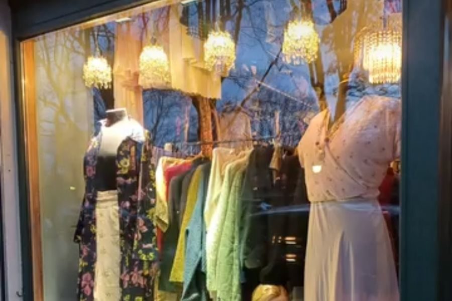 Vintageklær i vinduet hos Maj Vintage på Frogner