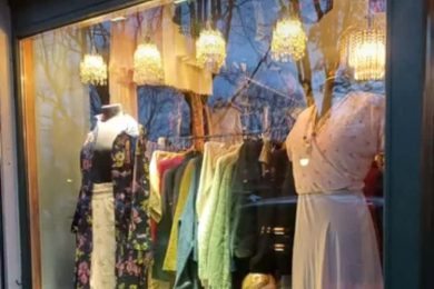 Vintageklær i vinduet hos Maj Vintage på Frogner