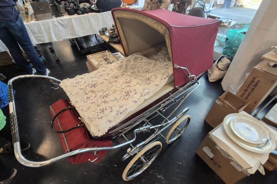 Vintage barnevogn på loppis hos Hasle skole