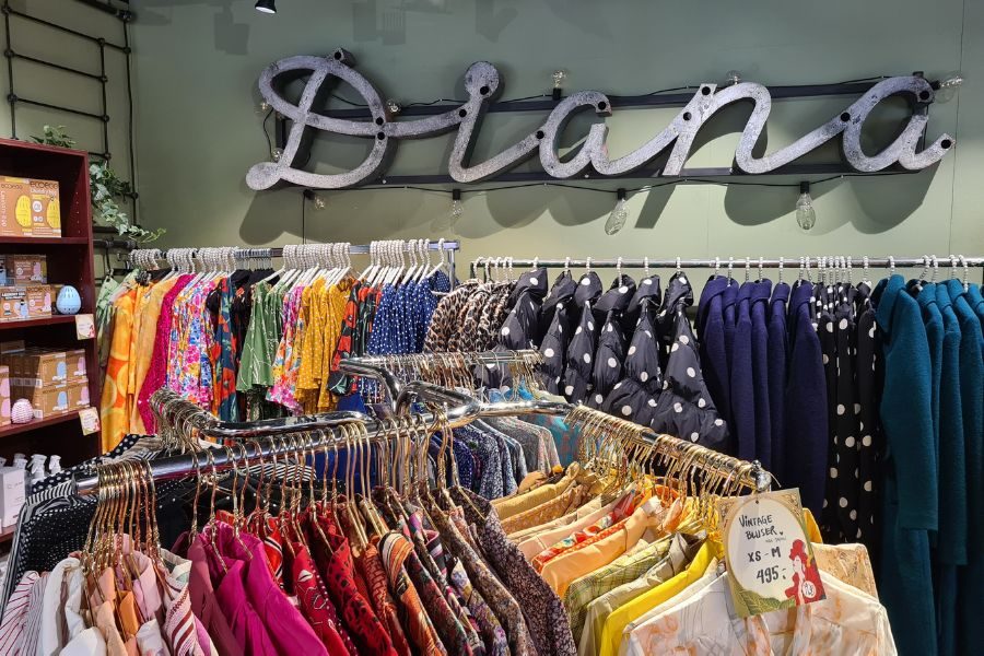 Mange stativer med vintage bluser hos Frøken Dianas Salonger på Grunerløkka