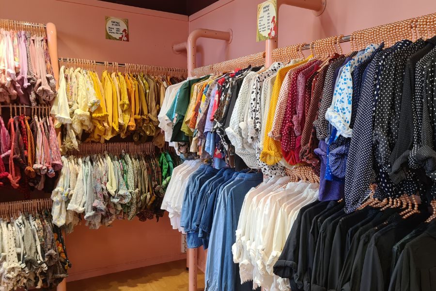 vintage bluser i ulike farger hos blusesalongen på grunerløkka