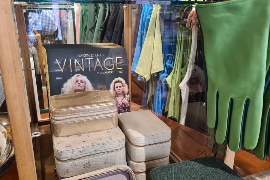 Vintage bok hos Frøken Dianas Salonger