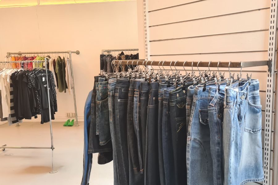Stativ med vintage jeans hos V06 på Grunerløkka