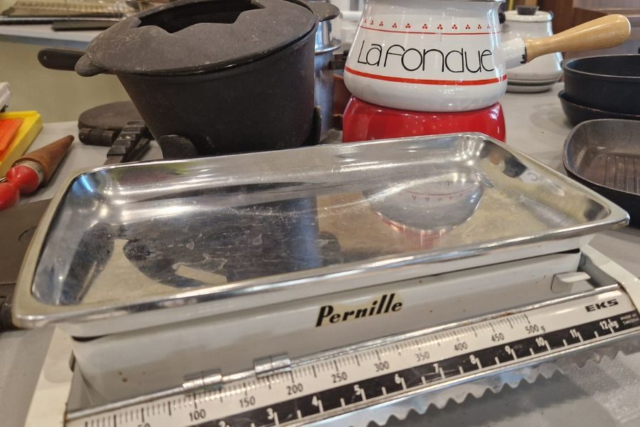 Vintage kjøkkenartikler på loppemarkedet på Hasle skole