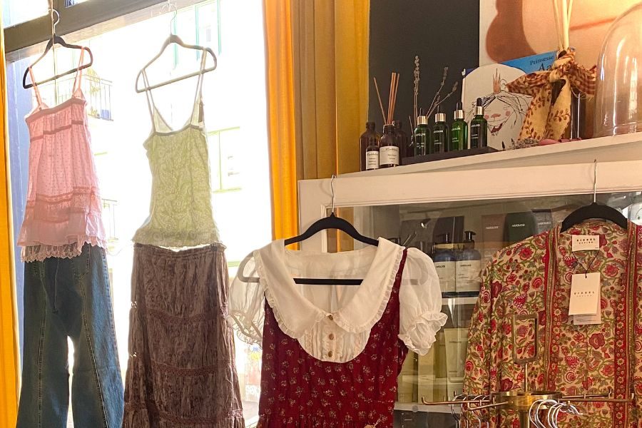 Dekorative plagg hengende i lokalet hos Aasta Vintage på Majorstuen
