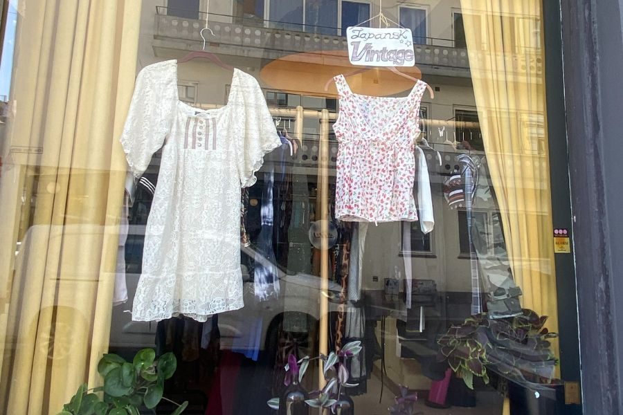 Japansk vintage i vinduet hos Aasta Vintage på Majorstuen
