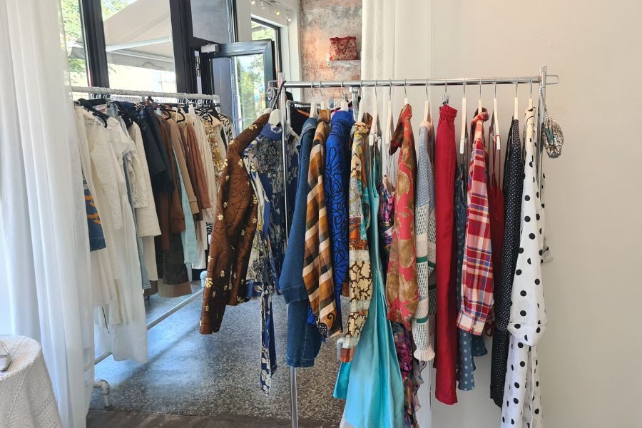 Stativ med vintageklær og inngang til vintagebutikken The Edited inne hos Flo Atelier på Bislett