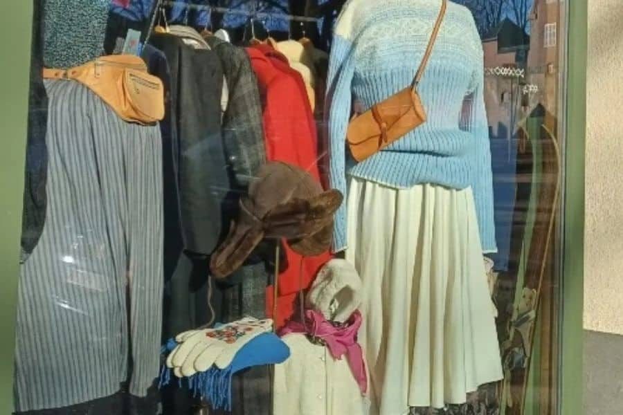 vintage klær på utstilling hos maj vintage