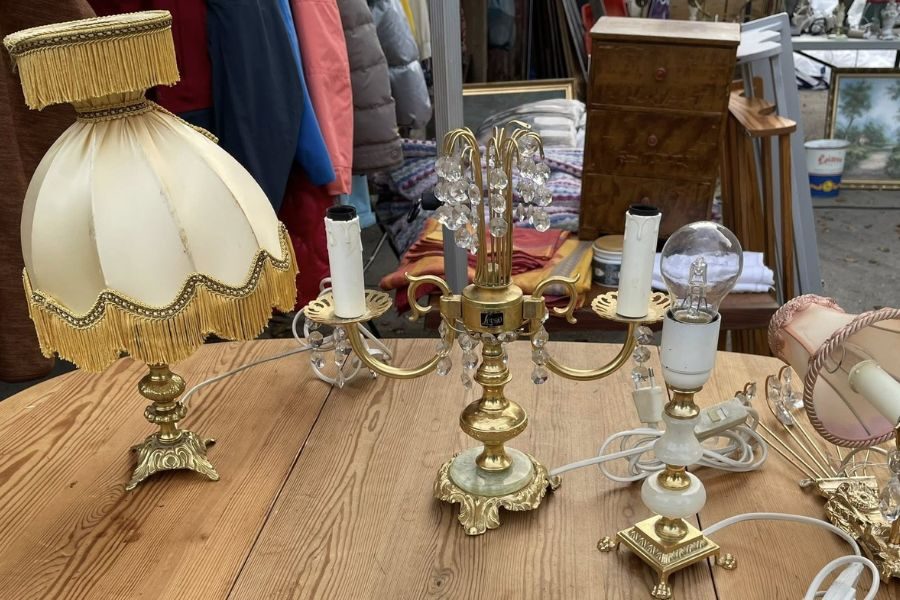 Et bord med vintage lampe og lysestake hos Ljabru brukthandel