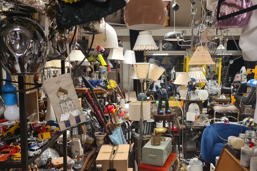 Mange brukte lamper og andre ting hos Gunstig Gjenbruk på Ulven