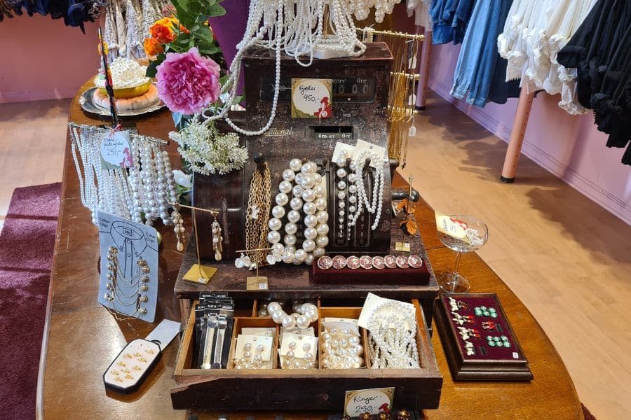 Vintage smykker i et skrin hos Blusesalongen på Grunerløkka