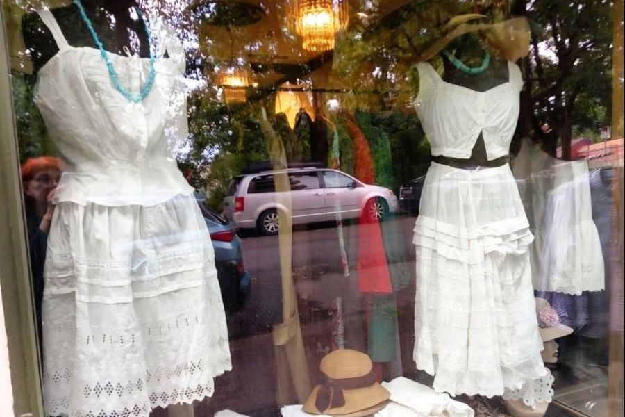 vintageklær i vinduet hos maj vintage på frogner