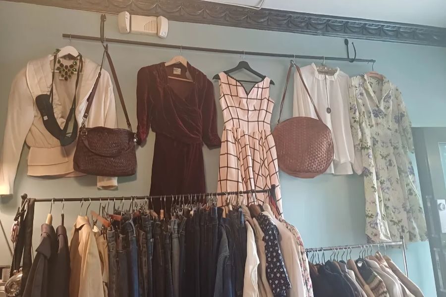 vintageklær på vegg hos maj vintage